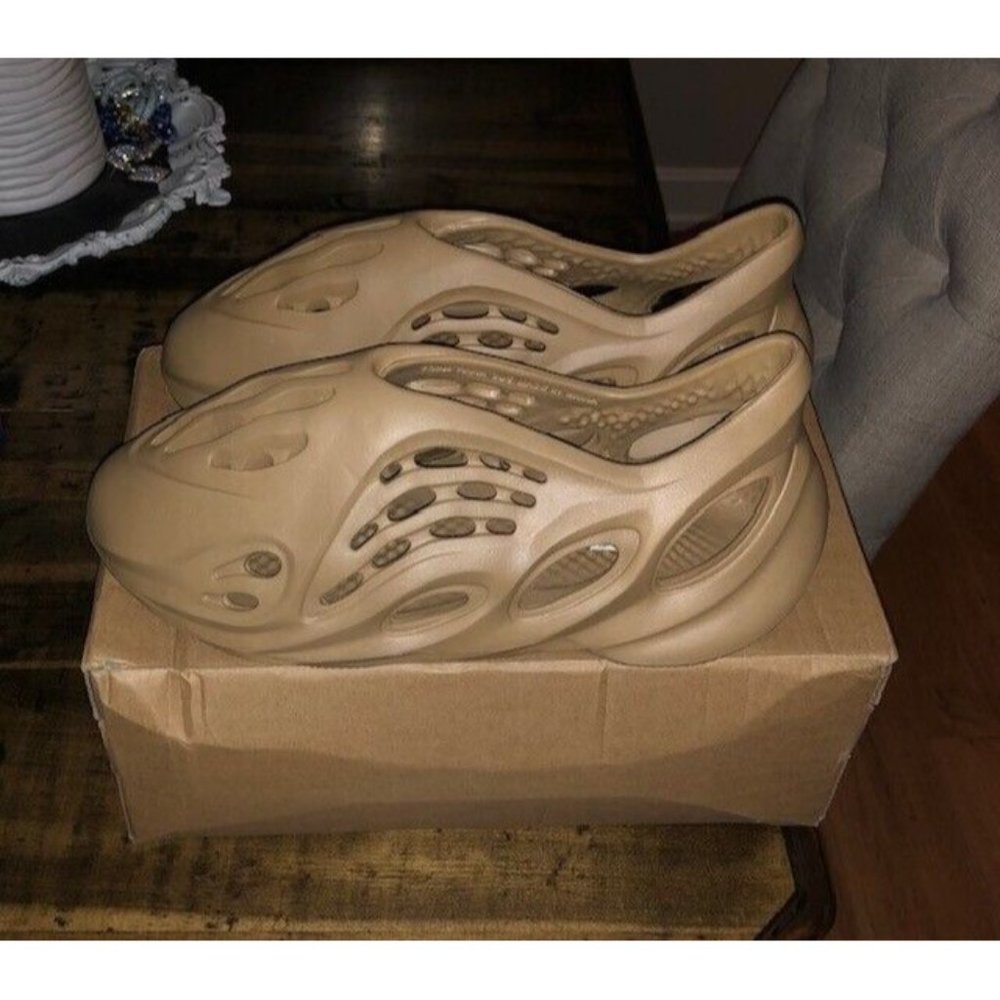 NIB ADIDAS MEN'S YEEZY FOAM RUNNER DESERT SAND SIZE 9 STYLE GW3354 SOLD OUT! - Picture 6 of 13